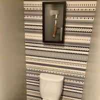 Sudah pernah melihat toilet yang menyediakan fasilitas seperti ini? Mungkin maksudnya sebagai persiapan untuk mendobrak pintu kalau terkunci di dalam toilet kali ya? Foto: Reddit/@2_wyckyd