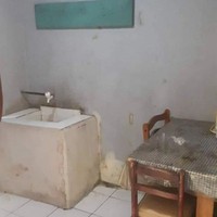 Sehabis makan bisa langsung mandi kalau begini. Tertarik membuat toilet seperti ini? Foto: Instagram/@wkwkland_real