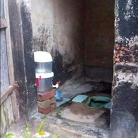 Walaupun toiletnya sangat sederhana tapi fasilitasnya anti mainstream bukan? Toilet yang satu ini sudah dilengkapi dengan dispenser di dalamnya. Mungkin maksudnya agar tidak kehausan saat berlama-lama di toilet kali yaa.. Foto: Instagram/@sukijan.id