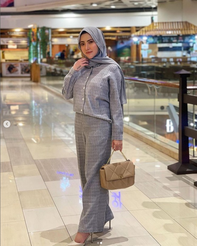 Wanita yang lahir di Bogor, 5 Februari 1993 itu diketahui pernah dekat sampai berpacaran sejak awal 2022 dengan Zikri Daulay. Keduanya pernah liburan ke Bali dan Turki. Foto: Dok. Instagram @ayuaulia5252.