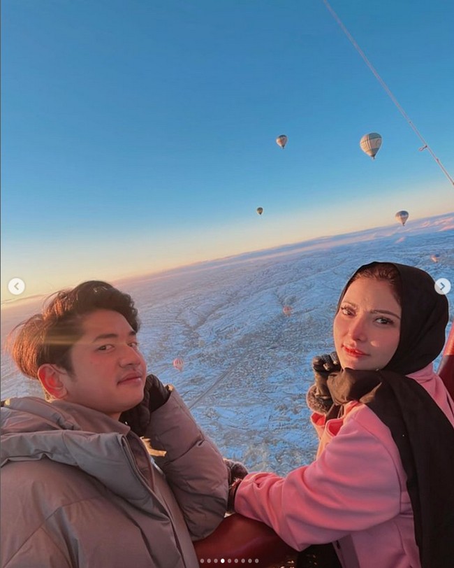 Sebelum berhijab, Ayu dikenal dengan busana yang seksi dan glamour. Ia kerap mengenakan barang-barang branded.  Foto: Dok. Instagram @ayuaulia5252