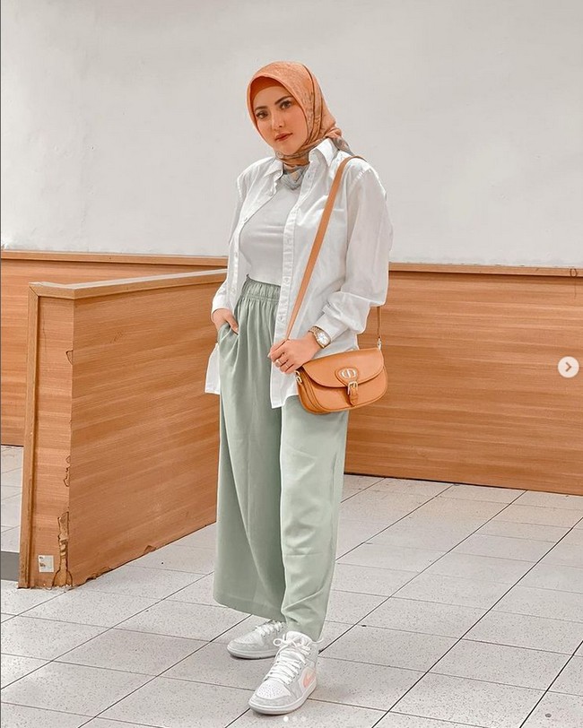 Model, penyanyi dan konten kreator Ayu Aulia sempat membuat heboh warganet usai kedekatannya dengan Zikri Daulay. Beredar video mesra keduanya di media sosial, mereka saat itu langsung menjadi sorotan warganet. Foto: Dok. Instagram @ayuaulia5252