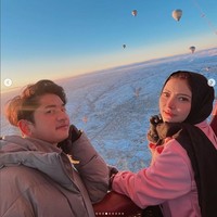 Sebelum berhijab, Ayu dikenal dengan busana yang seksi dan glamour. Ia kerap mengenakan barang-barang branded.  Foto: Dok. Instagram @ayuaulia5252