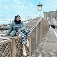 Ayu mengunggah foto OOTD berhijab di Brooklyn Bridge, New York. Ia memakai setelan outfit Dior dan jaket tebal. Ayu memakai hijab segi empat hitam dipadu dengan sneakers putih. Foto OOTD Ayu kembali mendapatkan pujian dari warganet. Foto: Dok. Instagram @ayuaulia5252