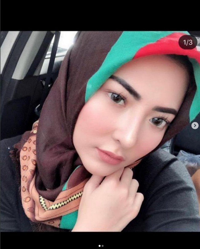 Usai liburan ke Turki, tiba-tiba Ayu Aulia mengaku hubungannya dengan Zikri Daulay telah kandas. Ia mengatakan hanya dekat beberapa bulan saja. Dia merahasiakan lama waktu menjalin hubungan asmara dengan Zikri. Wanita yang mempunyai 182 ribu pengikut di Instagram itu mengungkapkan ada perbedaan latar belakang yang membuat keduanya sulit bersatu. Meski isu pacarannya disebut netizen adalah settingan semata. Pihak Ayu Aulia membantah mengenai isu settingan tersebut. Foto: Dok. Instagram @ayuaulia5252