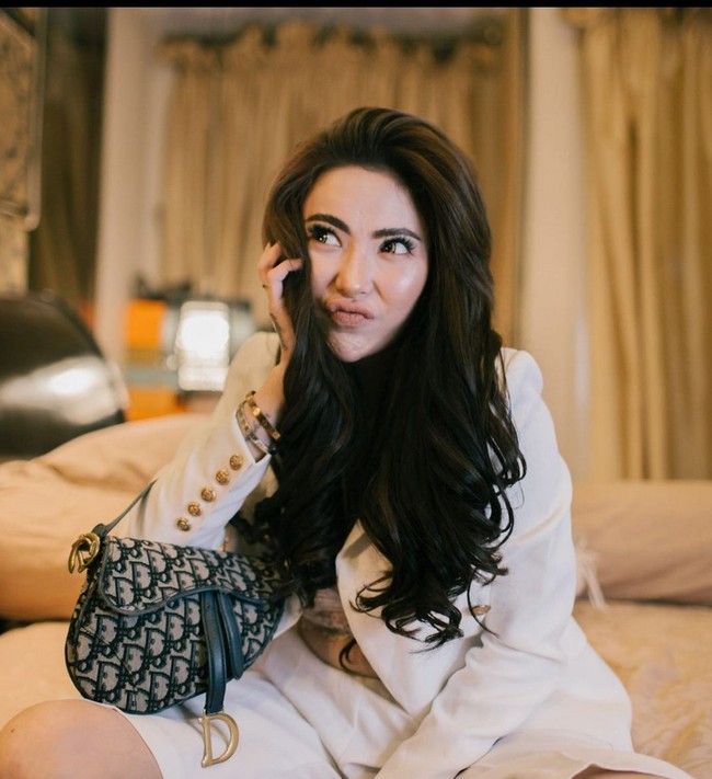 Ayu Aulia tidak memungkiri dirinya masih belum konsisten dalam berhijab. Menurutnya, yang penting adalah mendalami agamanya terlebih dahulu. Lebih lanjut, Ayu menegaskan, ia masih belajar untuk berhijab dan juga tidak menjanjikan akan terus tampil berhijab sepanjang waktu. Foto: Dok. Instagram @ayuaulia5252.