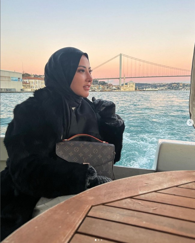 Ayu membuat heboh warganet karena penampilannya berubah saat sedang liburan ke Bosphorus, Turki. Ia tampil berhijab. Masih belajar♥️, tulis @ayuaulia5252. Penampilannya tersebut mendapatkan pujian dari warganet. Cantik berhijab Ayu Aulia berhijab niat karena Allah SWT jangan takut dibully🥰, ucap akun @mulyantoro_rudin2609. Masyaallah cantik berhijab ka😍 bismillah belajar yuk ka🙏🥰, kata akun @ajengratih9. Foto: Dok. Instagram @ayuaulia5252