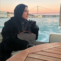Ayu membuat heboh warganet karena penampilannya berubah saat sedang liburan ke Bosphorus, Turki. Ia tampil berhijab. Masih belajar♥️, tulis @ayuaulia5252. Penampilannya tersebut mendapatkan pujian dari warganet. Cantik berhijab Ayu Aulia berhijab niat karena Allah SWT jangan takut dibully🥰, ucap akun @mulyantoro_rudin2609. Masyaallah cantik berhijab ka😍 bismillah belajar yuk ka🙏🥰, kata akun @ajengratih9. Foto: Dok. Instagram @ayuaulia5252