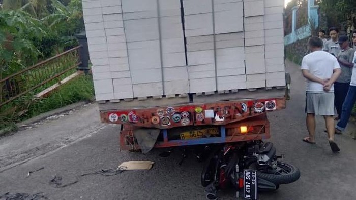 Truk muatan hebel tak kuat nanjak di Bojonggede tabrak motor di belakangnya