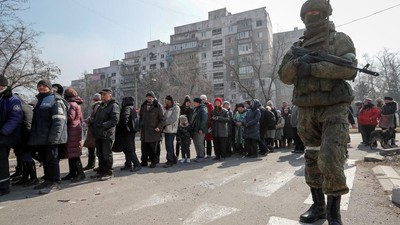 Antre Panjang Pembagian Makanan di Mariupol Dijaga Ketat Tentara Rusia