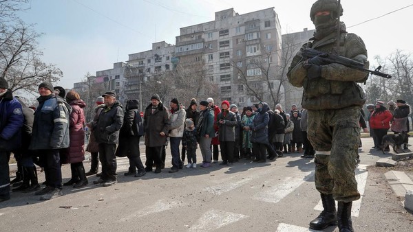 Antre Panjang Pembagian Makanan di Mariupol Dijaga Ketat Tentara Rusia