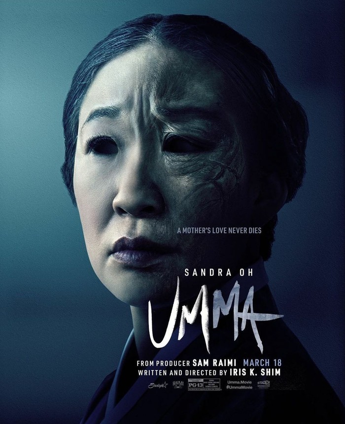Umma (2022) diperankan Sandra Oh, sebuah film yang diproduseri Sam Raimi dari sutradara Iris K. Shim.