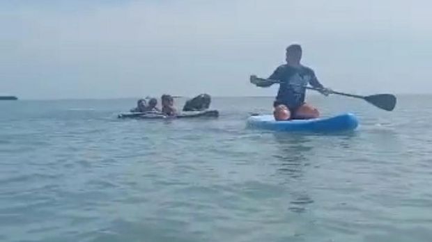 Upaya penyelamatan tiga bocah yang hanyut di laut Kota Tegal, Minggu (20/3/2022).