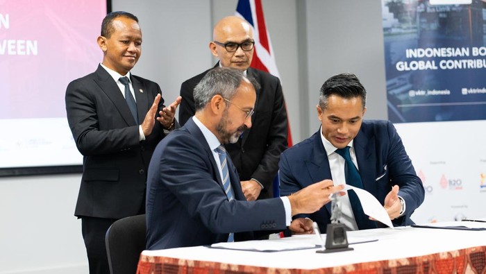 Beragam cara dilakukan pemerintah dan swasta dalam menekan emisi gas karbon demi udara bersih. Salah satunya yakni dengan mulai beralih ke kendaraan listrik.