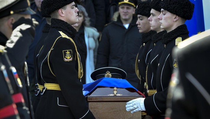 Wakil Komandan Armada Laut Hitam Rusia Tewas di Petempuran Mariupol A serviceman carries the photo of Capt. Andrei Paliy, a deputy commander of Russia's Black Sea Fleet, during a farewell ceremony in Sevastopol, Crimea, Wednesday, March 23, 2022. Paliy was killed in action during the fighting with Ukrainian forces in the Sea of Azov port of Mariupol. (AP Photo)