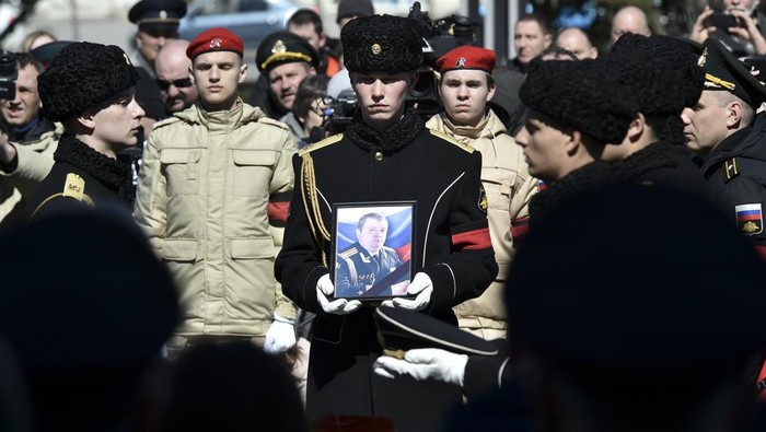 Wakil Komandan Armada Laut Hitam Rusia Tewas di Petempuran Mariupol A serviceman carries the photo of Capt. Andrei Paliy, a deputy commander of Russia's Black Sea Fleet, during a farewell ceremony in Sevastopol, Crimea, Wednesday, March 23, 2022. Paliy was killed in action during the fighting with Ukrainian forces in the Sea of Azov port of Mariupol. (AP Photo)