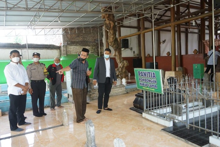 Wali Kota Kediri saat meninjau persiapan pembukaan taman dan wisata religi hari ini.