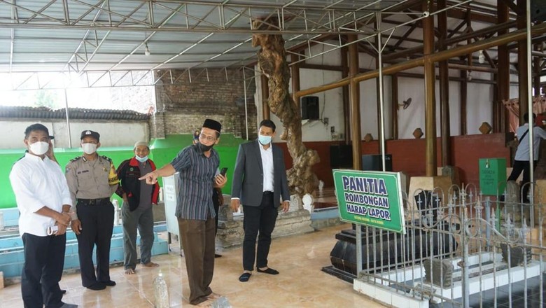 Wali Kota Kediri saat meninjau persiapan pembukaan taman dan wisata religi hari ini.