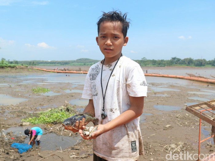 Warga Blitar berburu ikan di waduk