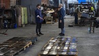 Relawan membuat rompi anti peluru dari bahan pelat besi. Pembuatannya bukan di pabrik reguler melainkan di sebuah bengkel kerja milik seniman di Kyiv, Ukraina, Rabu (23/3/2022)