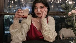 10 Gaya Kece Dea Onlyfans Saat Minum di Bar hingga Makan Mie Ayam