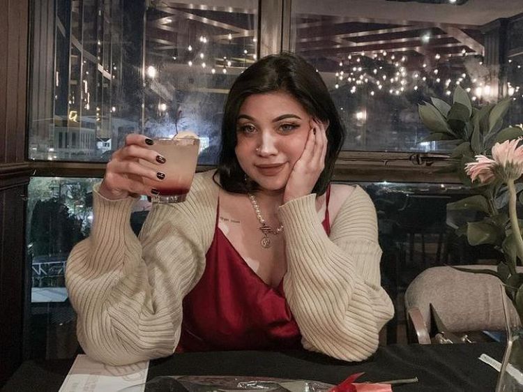 10 Gaya Kece Dea Onlyfans Saat Minum di Bar hingga Makan Mie Ayam