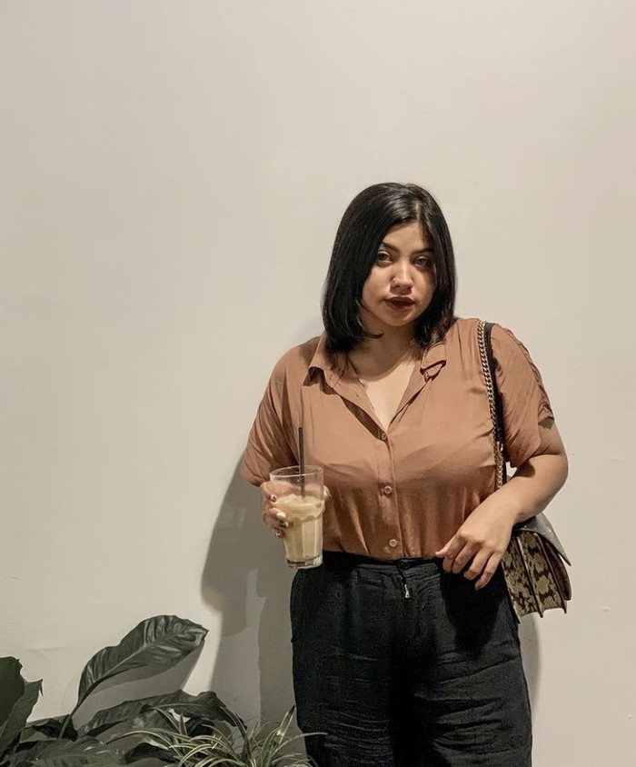 10 Gaya Kece Dea Onlyfans Saat Minum di Bar hingga Makan Mie Ayam