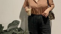 Dea juga selalu menyempatkan diri untuk berfoto saat mengunjungi kafe. Mengenakan pakaian cokelat dan memilih tembok yang polos membuat fotonya tampak Instagramable. Foto: Instagram/gresaidss