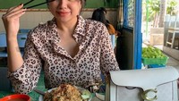 Walaupun banyak dikenal orang, dirinya tak malu untuk makan di warung sederhana. Memesan semangkuk mie ayam, Dea tampak begitu menikmati. Foto: Instagram/gresaidss