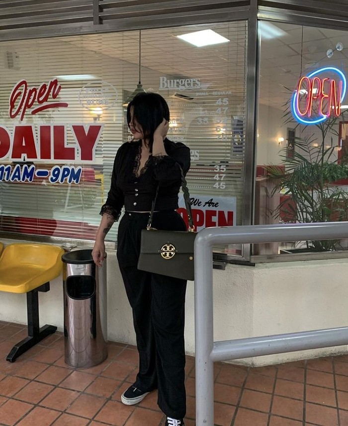 10 Gaya Kece Dea Onlyfans Saat Minum di Bar hingga Makan Mie Ayam