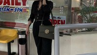 Dea yang dikenal dengan nama panggung Dea Onlyfans ini akhirnya ditangkap oleh Polda Metro Jaya melalui patroli siber. Dirinya dikenakan pasal pornografi. Foto: Instagram/gresaidss