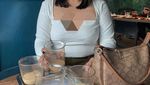 10 Gaya Kece Dea Onlyfans Saat Minum di Bar hingga Makan Mie Ayam