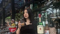Bir dan akohol menjadi teman akrab Dea. Berfoto sambil memegang segelas minuman yang segar, dirinya memilih area terbuka untuk menikmati minumannya. Foto: Instagram/gresaidss