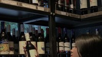 Sebagai penggemar alkohol, Dea handal memilih minuman berkualitas baik. Menyambangi toko dan memilihnya langsung dari rak-rak dilakukan langsung oleh Dea. Foto: Instagram/gresaidss