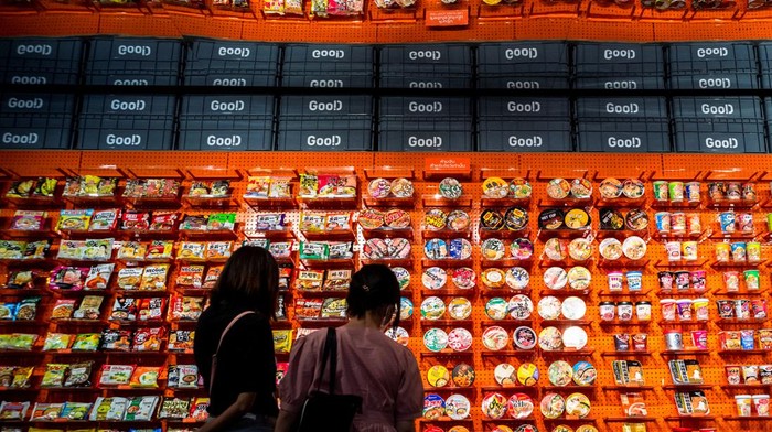 Ada 'Surga' Pecinta Mi Instan di Thailand A student browses instant noodles at the Good Noodle store in Bangkok, Thailand, March 21, 2022. Picture taken March 21, 2022. REUTERS/Athit Perawongmetha