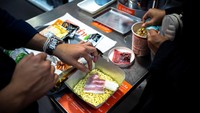 Harga mi instant di sini mulai dari harga 6 baht (Rp2.500) hingga 250 baht (Rp105.000). Pengunjung bisa menjajal berbagai citarasa mi dari Korea Selatan, China, Taiwan, Hong Kong, bahkan dari Indonesia.