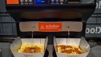 Pengunjung juga bisa menambahkan sejumlah topping untuk melengkapi rasa dari semangkuk mi yang dibeli.