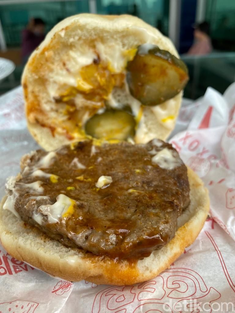 Adu Rasa 3 Burger Rp 20 Ribuan di Jaksel, Mana Paling Gurih Juicy?