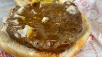 Rasa gurih dagingnya tercecap kuat. Semakin enak karena dipadukan saus mustard dan asam segarnya pickle mentimun. Tapi sayang pelengkap tomat yang seharusnya ada, tak kami temukan.