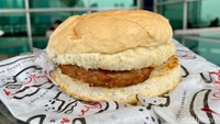 Keblenger Burger - Super Beef Burger (Rp 20.700) punya ukuran sedikit lebih besar dari yang lain. Rotinya besar dan mengembang, namun teksturnya kering dan berserat.