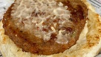 Untuk sausnya tak terlampau banyak. Rasanya juga bukan seperti saus aioli, melainkan mayonnaise. Kemudian untuk patty-nya seperti nugget dengan rasa gurih yang kuat.