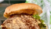 Tapi sayang patty Burger Bangor paling kecil dan agak kering. Soal rasa, bumbunya terasa, namun cenderung asin. Penggunaan mayonnaise memberi aksen rasa creamy.