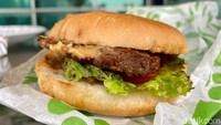 Burger Bangor - Juragan (28.000) adalah yang ukurannya paling mendekati 2 burger lain untuk dibandingkan. Pelengkap burger ini paling jadi juara.