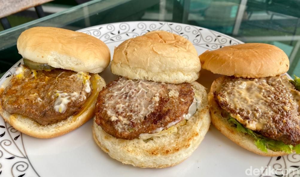 Adu Rasa 3 Burger Rp 20 Ribuan di Jaksel, Mana Paling Gurih Juicy?