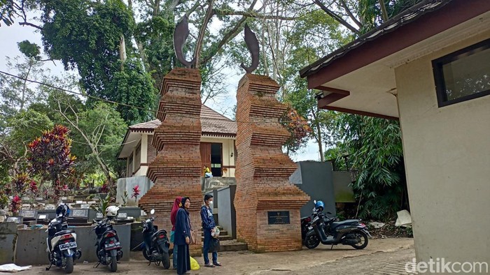 Air dan tanah di persemayaman Sembah Dalam Wirasuta Widjaya di Kota Cimahi diambil Ridwan Kamil untuk IKN