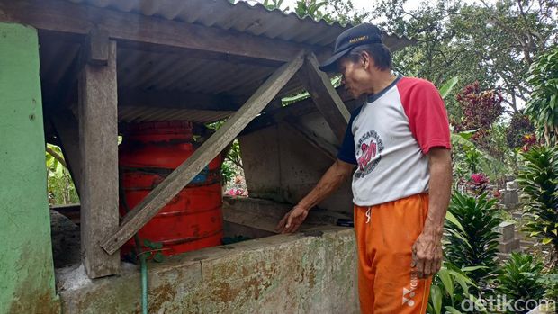 Air dan tanah di persemayaman Sembah Dalam Wirasuta Widjaya di Kota Cimahi diambil Ridwan Kamil untuk IKN
