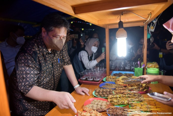Airlangga Resmikan Pusat Wedangan Solo