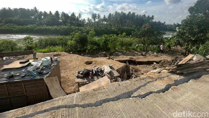 Akses jalan menuju Desa Kampale, Kecamatan Dua Pitue, Sidrap terputus akibat tanah amblas. Warga desa setempat terisolir.