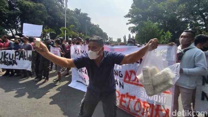 Perajin tahu dan tempe menggelar aksi demo di DPRD Magelang, Jumat (25/3/2022).