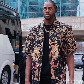 Akun Pebasket NBA Justin yang ramai dikomentari netizen Indonesia karena memakai batik.